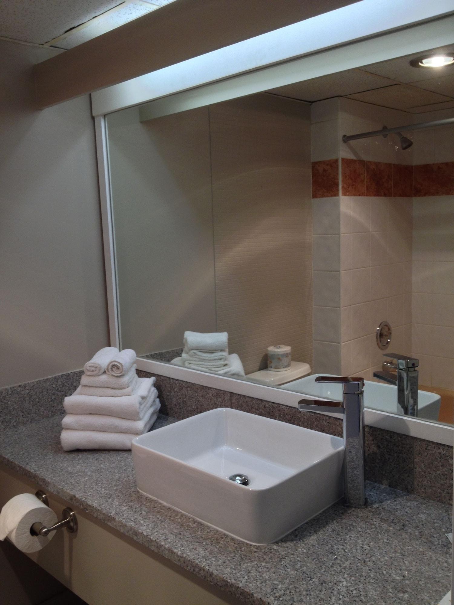 Capital City Center Hotel Виктория Экстерьер фото
