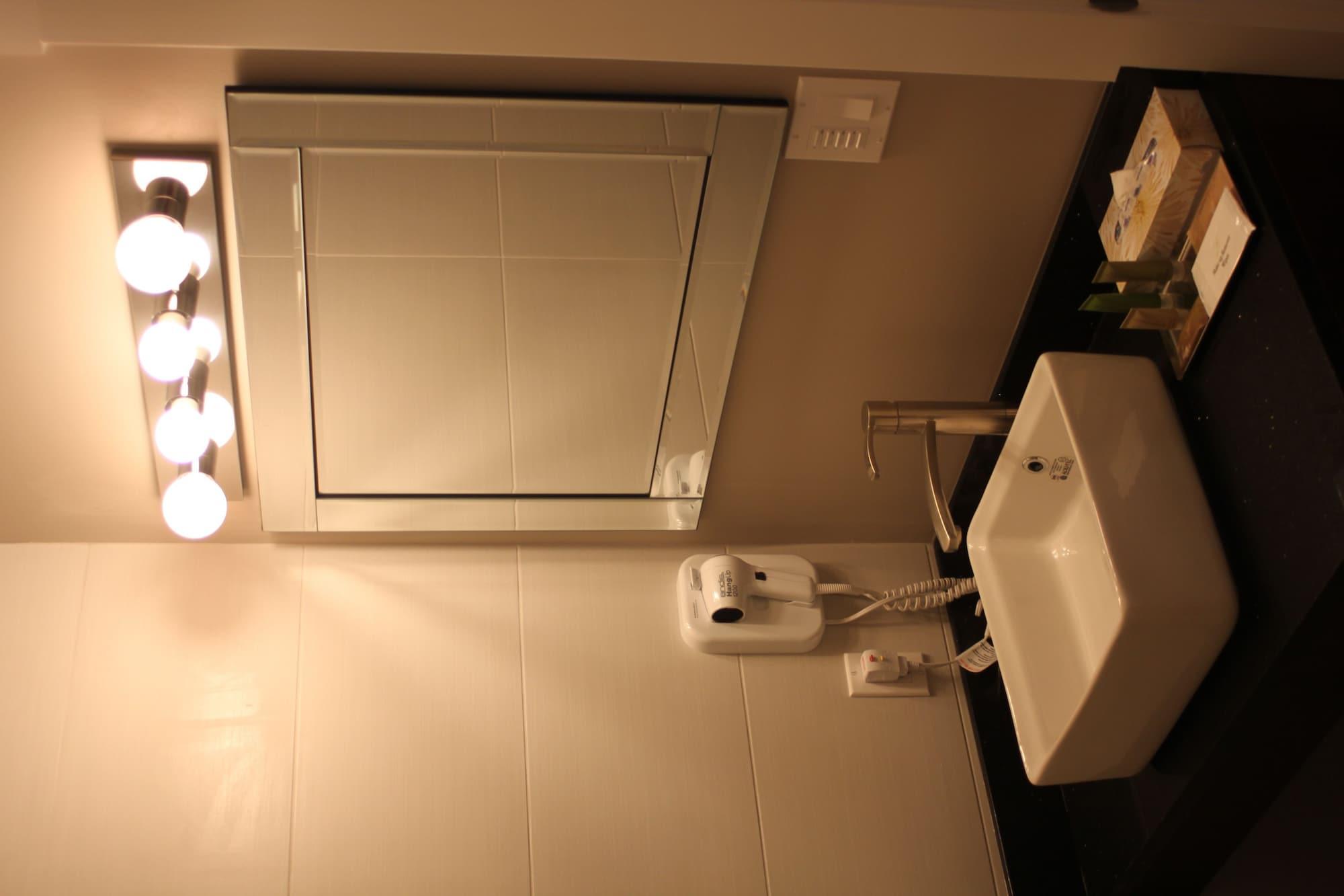 Capital City Center Hotel Виктория Экстерьер фото