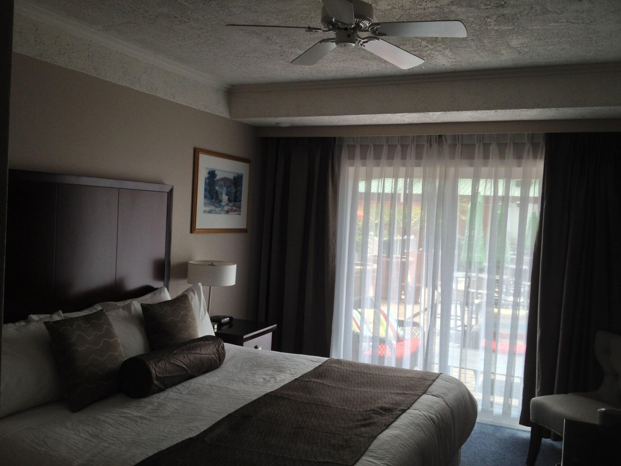 Capital City Center Hotel Виктория Экстерьер фото